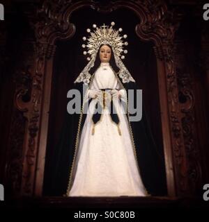 Una immagine della Vergine Maria decora un altare di San Agustin chiesa, Arcos de la Frontera, Sierra de Cadice, Andalusia, Spagna Foto Stock