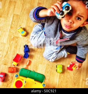 Little Boy a giocare con i suoi giocattoli. Foto Stock