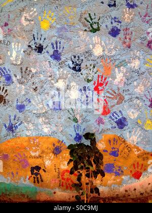 Handprints colorati sulla parete a Los Algadones, MX Foto Stock