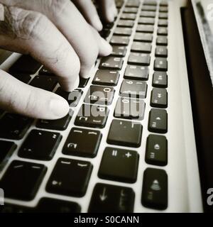 Dita digitando su una tastiera Foto Stock