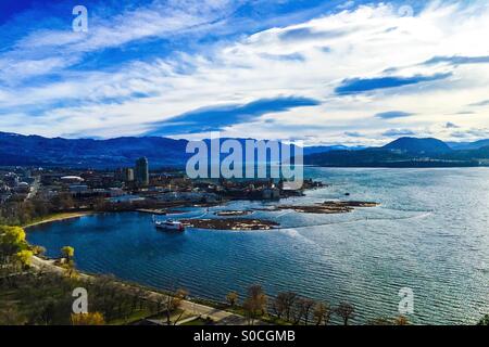 Spettacolare vista della città di Kelowna, nella British Columbia, Lago Okanagan e dalle montagne circostanti. Foto Stock