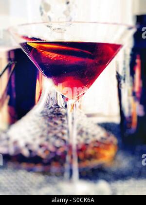 Classic Manhattan dritto in alto con Crystal Decanter Foto Stock