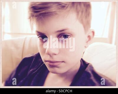 Ritratto di un adolescente ragazzo con sguardo serio. Foto Stock