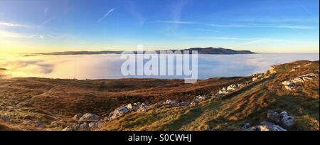 Alba sul Great Orme, Llandudno e Snowdonia mountain range, il Galles con incredibile mare nebbia. Foto Stock