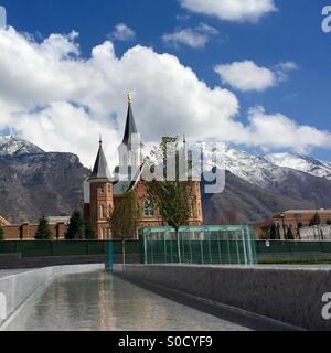 Provo Centro LDS Temple (in costruzione) su di una splendida giornata di aprile Foto Stock