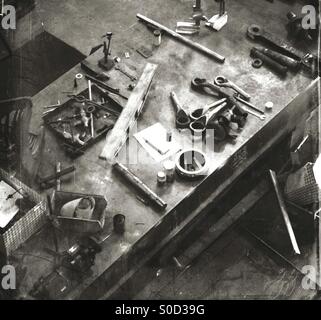 Vista aerea di un operaio del banco di attrezzo Foto Stock