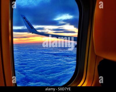 Tramonto dalla finestra di piano Foto Stock