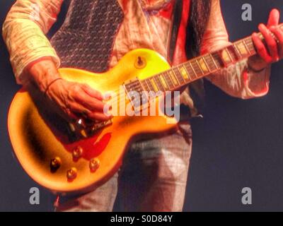 Chitarrista Blues, in corrispondenza della banda sulla parete music venue in Manchester Foto Stock