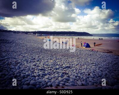 Westward Ho beach. Un misto di sabbia e di ghiaia nel Devon, in Inghilterra. Foto Stock