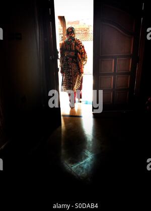 Donna pakistana passeggiate fuori casa Foto Stock