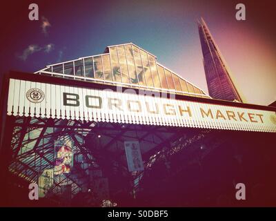 Borough Market Hall principale con Shard in background, South Bank di Londra Foto Stock