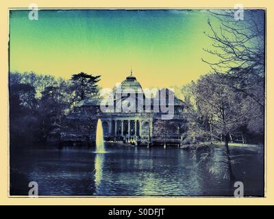 Il palazzo di cristallo nel Parco del Retiro di Madrid Foto Stock