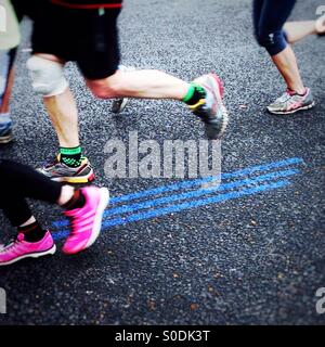 Seguire la linea blu. Soldi VIRGIN LONDON MARATHON 2015 Foto Stock