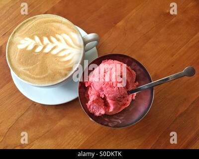 Il Cappuccino e il gelato Foto Stock