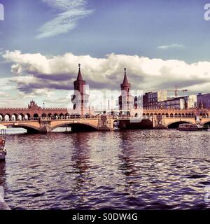 Oberbaumbrücke a Berlino Foto Stock