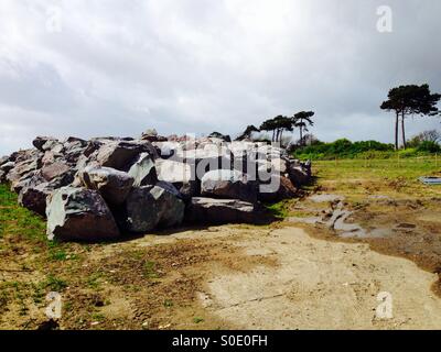 Scorte di armatura di roccia per la difesa costiera lavoro, East Lane, Bawdsey, Suffolk, Regno Unito. Foto Stock