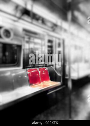 Colorato 'caldo sedili" in bianco e nero alla metropolitana auto. NYC Foto Stock