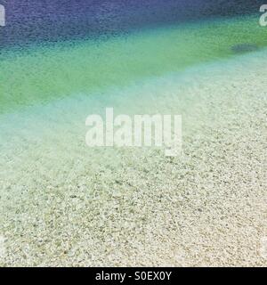 La bellissima acqua a Antisamos beach sull'isola di Cefalonia in Grecia. Foto Stock