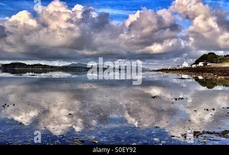 La riflessione di nuvole in Stretto di Menai da Anglesey Foto Stock