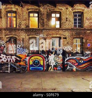 Vecchio edificio con graffiti di notte a Berlino Foto Stock