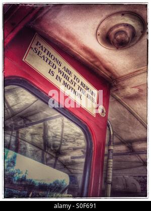 All'interno di 50's London bus che è ancora in uso presso Matjiesfontein , Sud Africa. Foto Stock