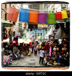 Famosa strada Pottinger con colorate bancarelle del mercato di Hong Kong Foto Stock