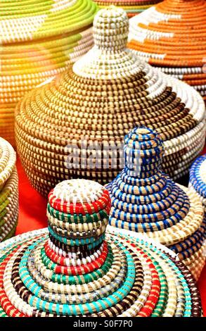 Tessuti a mano africana di Cesti e Panieri Foto Stock