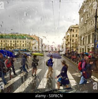 Rainy day scena di strada di San Pietroburgo, Russia. Foto Stock