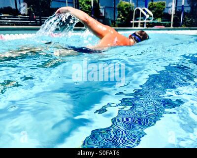 Nuotare il crawl Australiano. Freestyle. Il crawl. Foto Stock