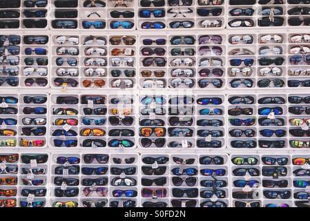 Griglia di occhiali da sole Foto Stock
