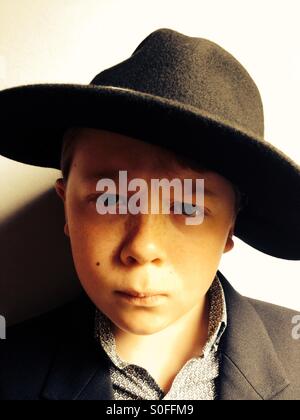 10-anno vecchio ragazzo che indossa un cappello Foto Stock