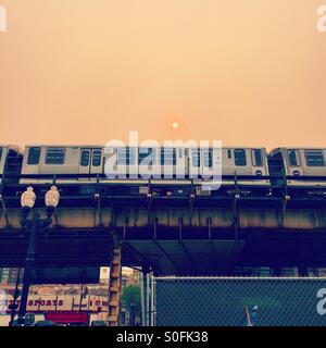 Linea rossa in treno in Uptown, Chicago Foto Stock