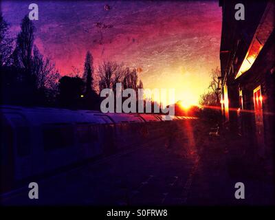 Sudbury Hill stazione della metropolitana al tramonto, London Borough di Harrow, a nord ovest di Londra, Inghilterra, Regno Unito, Europa Foto Stock