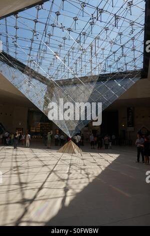 Piramide invertita al Louvre. Foto Stock