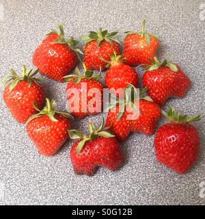 Londra, Regno Unito. Il 26 giugno 2015. Homegrown le fragole sono una deliziosa estate trattare. Foto Stock