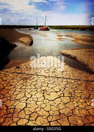 Fango essiccato a bassa marea. Blakeney, Norfolk, Inghilterra. Foto Stock