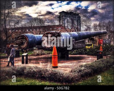 L'Imperial War Museum di 15 pollici artiglieria navale, Lambeth Road, London Borough di Lambeth, Central London, England, Regno Unito, Europa Foto Stock