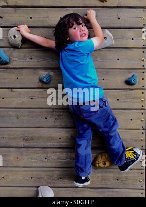 Ragazzo di 4 anni sulla parete di arrampicata Foto Stock