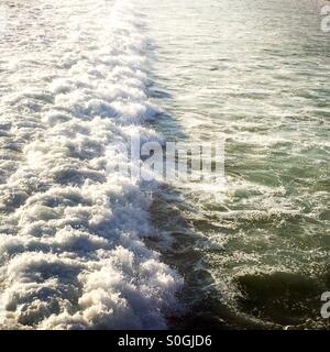 Whitewater da una onda precipitando a. Manhattan Beach, California USA. Foto Stock