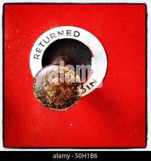 Coin torna su Vintage sigaretta macchina distributrice Foto Stock