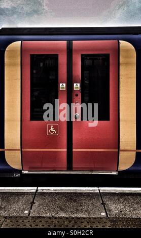 Accesso disabili sulle porte scorrevoli di southwest trains carrello Foto Stock