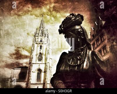 Cattedrale di Oviedo e scultura intitolata La Regenta, Asturias - Spagna Foto Stock