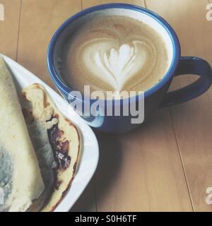 La prima colazione - Nutella Crepes e caffè Foto Stock