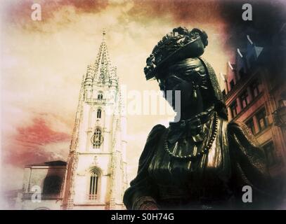 Cattedrale di Oviedo e scultura intitolata La Regenta, Asturias - Spagna Foto Stock