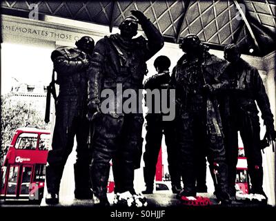 Il Royal Air Force Bomber Command Memorial, Green Park, City of Westminster, Londra, Inghilterra, Regno Unito, Europa Foto Stock