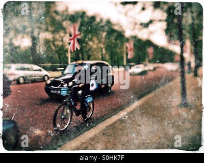 Ciclista sul Mall, City of Westminster, Londra, Inghilterra, Regno Unito, Europa Foto Stock