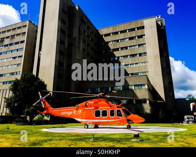 Ambulanza aerea. Un elicottero di ambulanza su una piattaforma di atterraggio fuori da un ospedale universitario, Ontario, Canada. Tra un volo e l'altro. Niente persone. Foto Stock