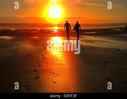 Tramonto di surfisti Foto Stock