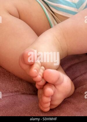 Chubby del bambino in piedi Foto Stock