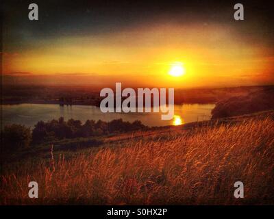 Tramonto sul serbatoio Anglezark vicino a Chorley in Lancashire Foto Stock